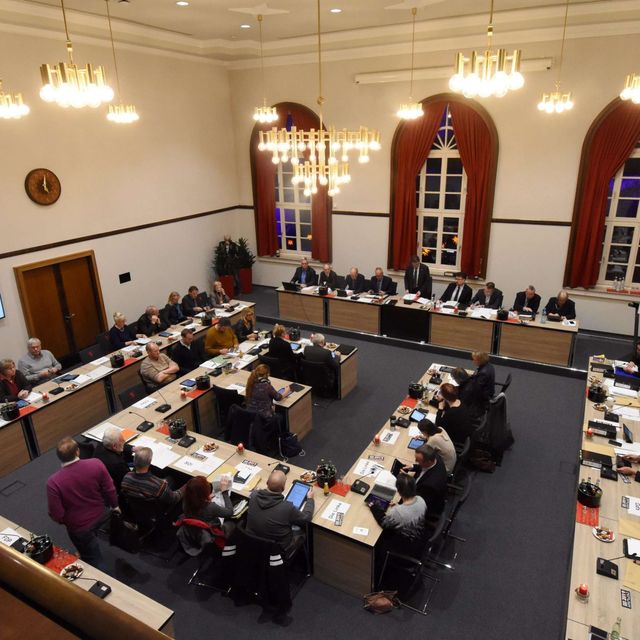 Ratssitzung - 18 Uhr...